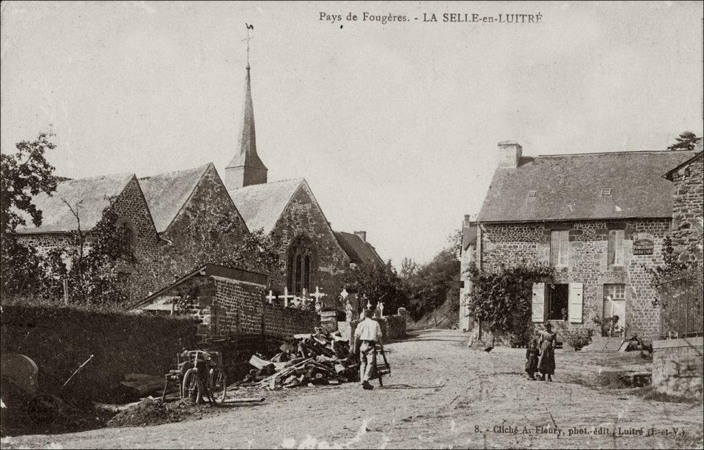 Le bourg de La Selle-en-Luitrée avec l'église Saint-Jean au début des années 1900.