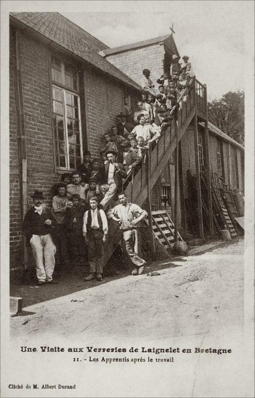 Les apprentis de la verrerie installée sur la commune de Laignelet au début des années 1900.