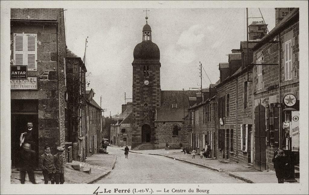 Le bourg de Le Ferré avec le clocher de l'église Saint-Pierre-et-Saint-Paul au début des années 1900.