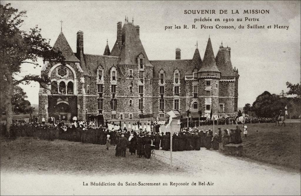 La bénédiction du Saint-Sacrement sur la commune de Le Pertre au début des années 1900.