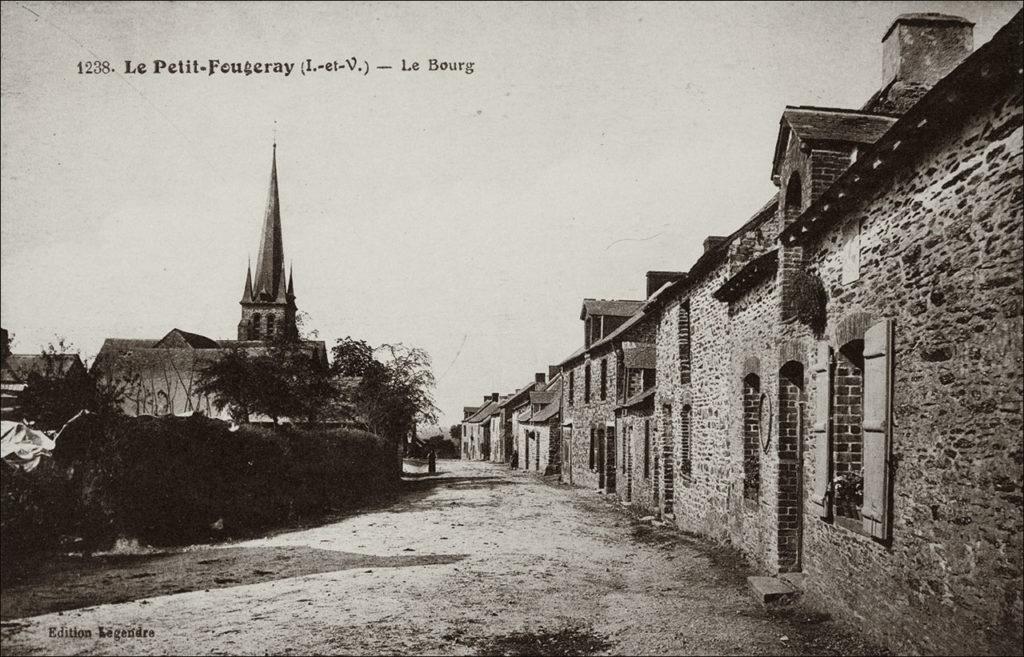 Le bourg et le clocher de l'église dans le bourg de Le Petit-Fougeray au début des années 1900.