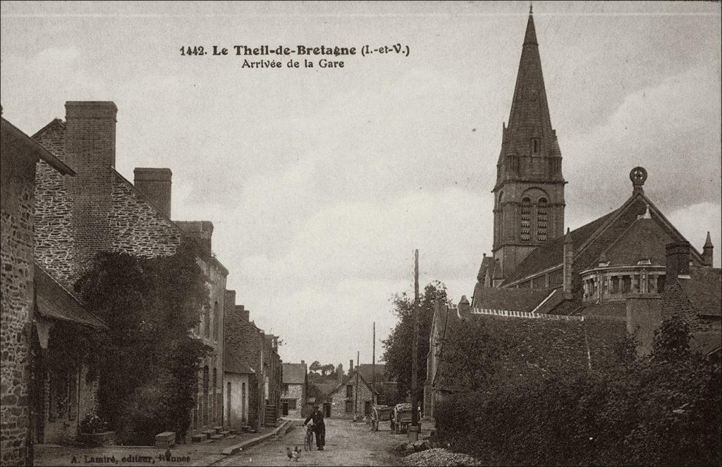 Arrivée dans le bourg de Le Theil-de-Bretagne au début des années 1900.