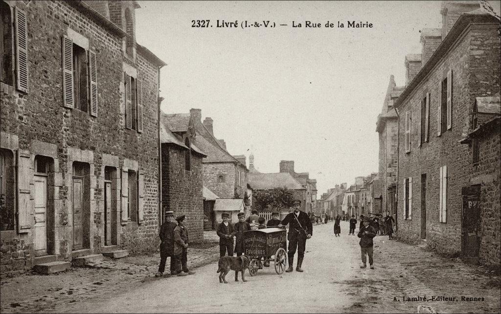 La rue de la mairie dans le bourg de la commune de Livré-sur-Changeon au début des années 1900.