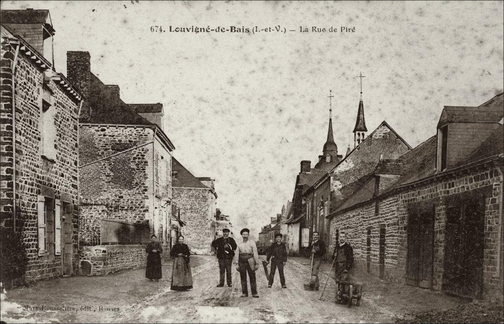 La rue de Piré dans le bourg de Louvigné-de-Bais au début des années 1900.