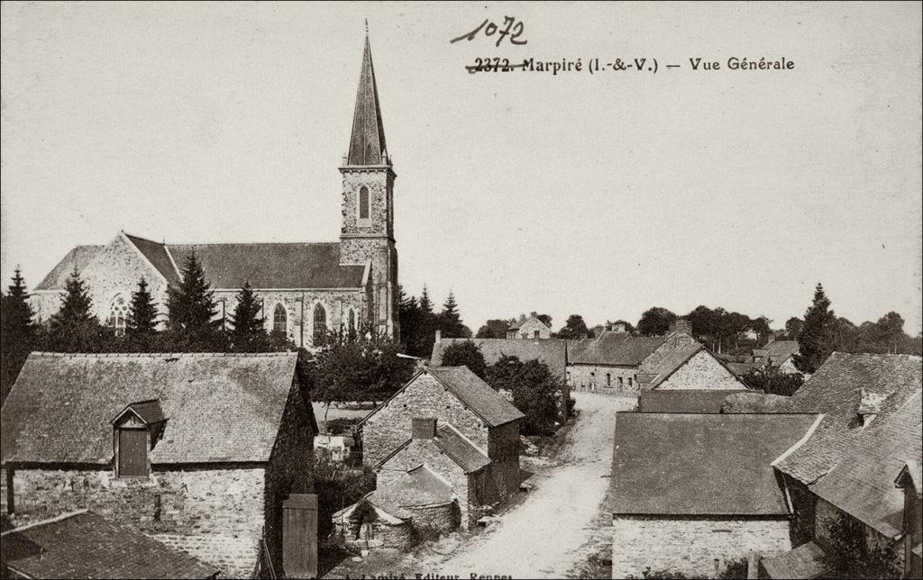 Le bourg de Marpiré avec le clocher de l'église Saint-Pierre au début des années 1900.