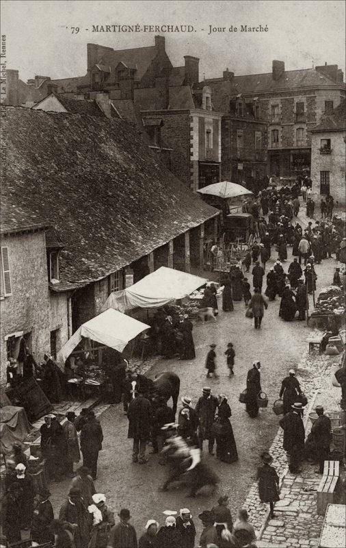 Jour de marché dans le bourg de Martigne-Ferchaud au début des années 1900.
