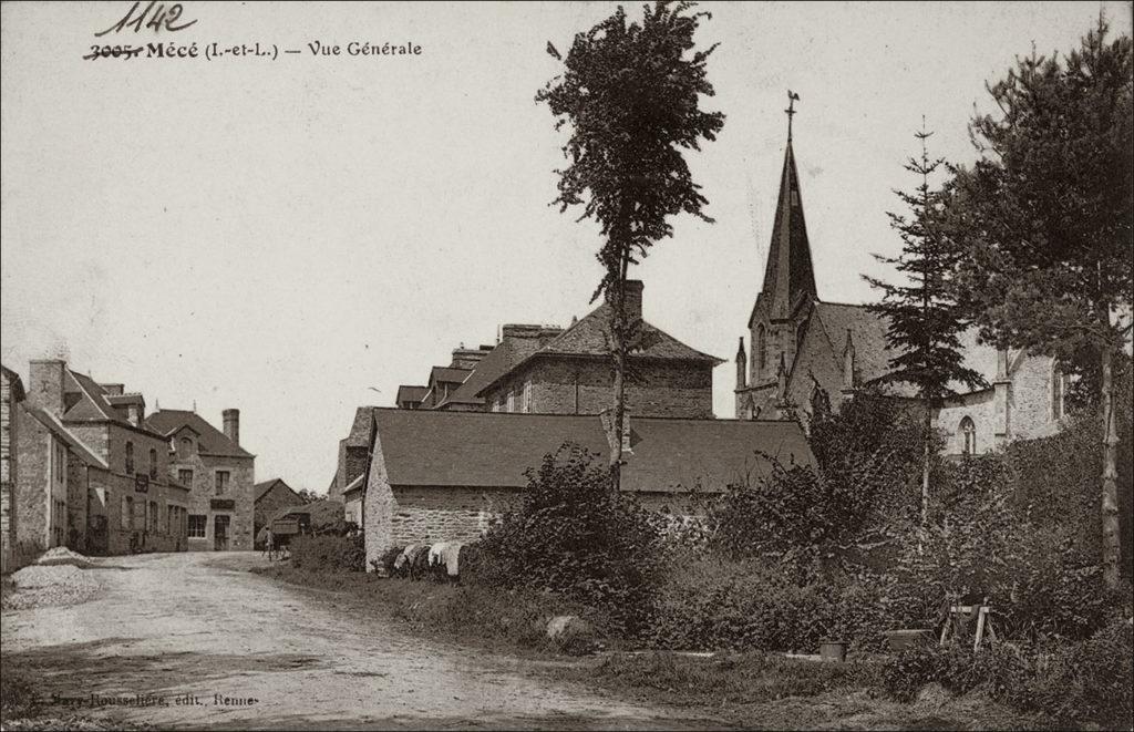 Le bourg de Mecé avec le clocher de l'église au début des années 1900.