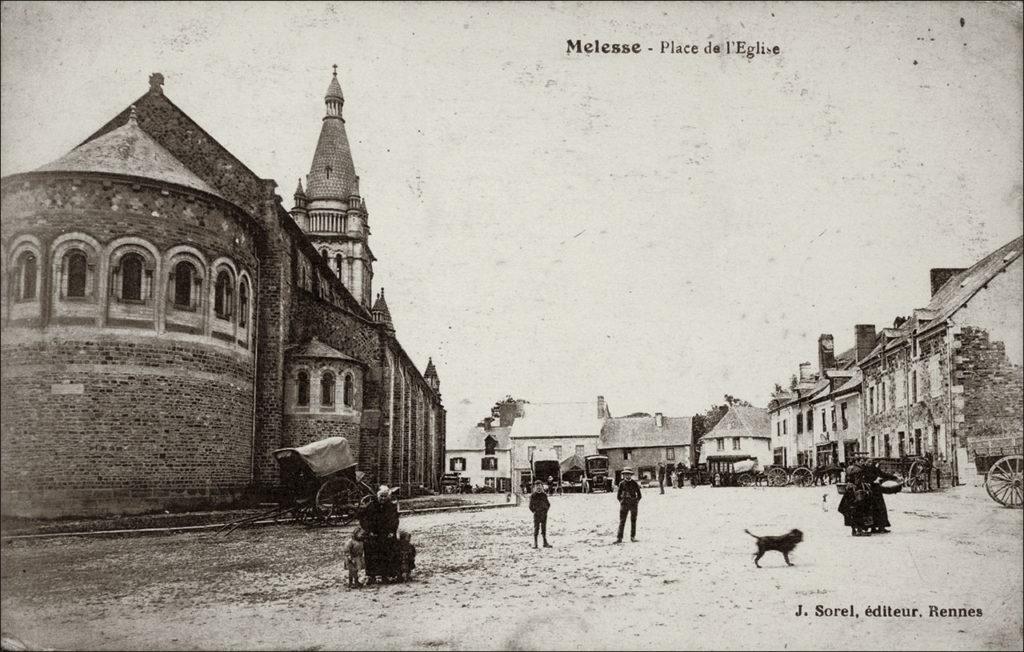 La place de l'église Saint-Pierre dans le bourg de Melesse au début des années 1900.