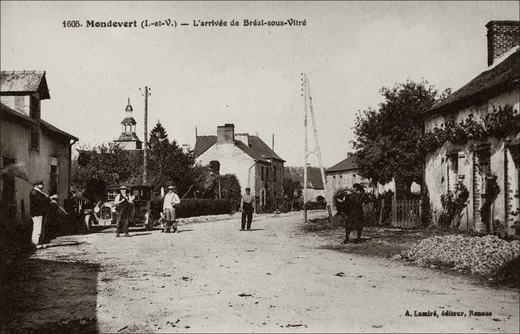 L'entrée du bourg de Mondevert au début des années 1900.