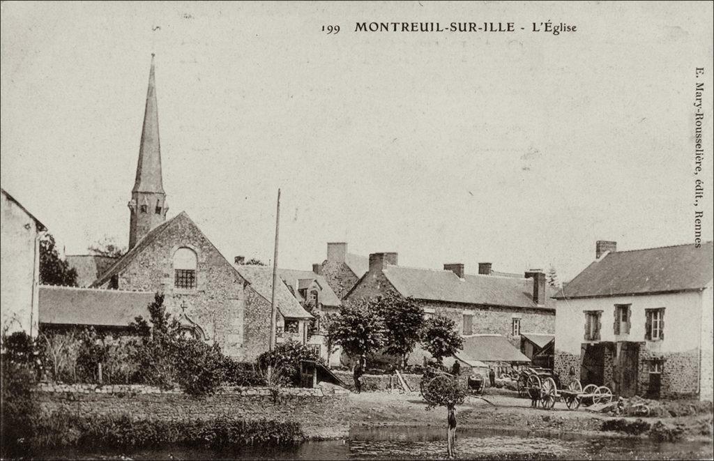 Le bourg de Montreuil-sur-Ille avec le clocher de l'église Saint-Pierre-ès-Liens au début des années 1900.