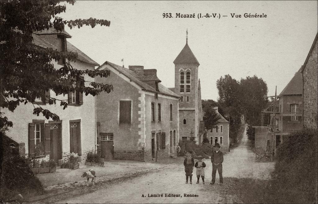 Le bourg de Mouazé avec le clocher de l'église Saint-Mélaine au début des années 1900.