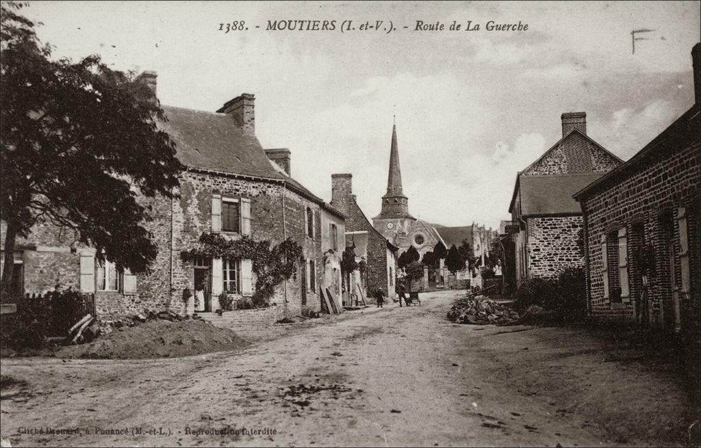 La route de la Guerche dans le bourg de Moutiers au début des années 1900.