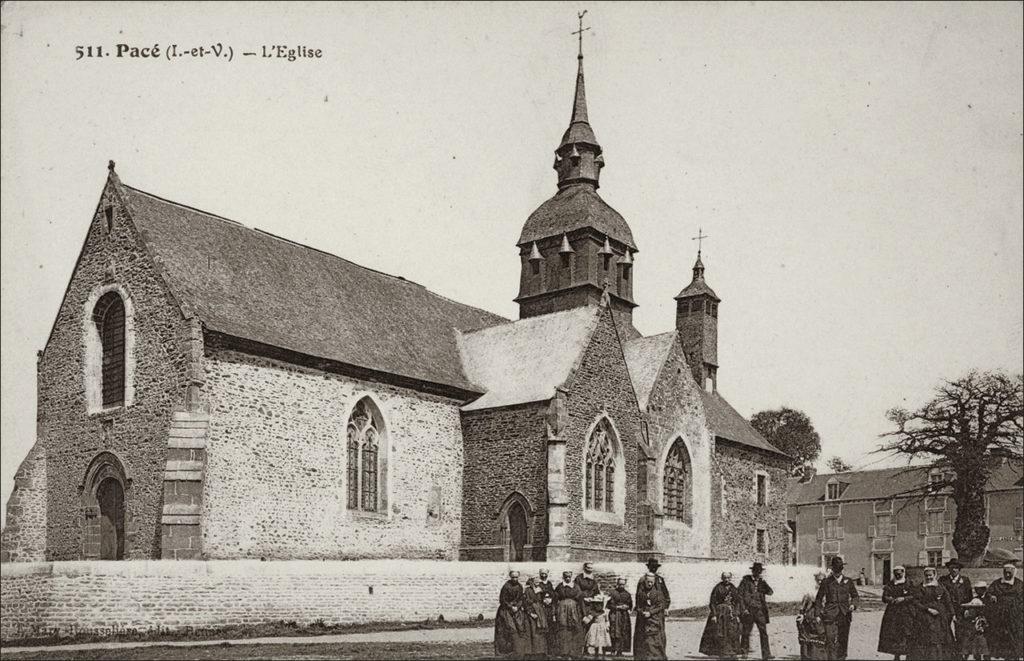 L'église Saint-Melaine dans le bourg de Pacé au début des années 1900.