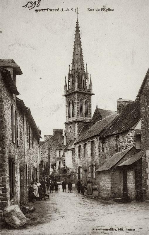 La rue de l'église Saint-Pierre dans le bourg de Parcé au début des années 1900.