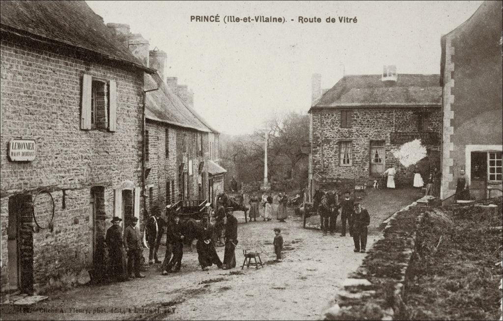 La route de Vitré dans le bourg de Princé au début des années 1900.