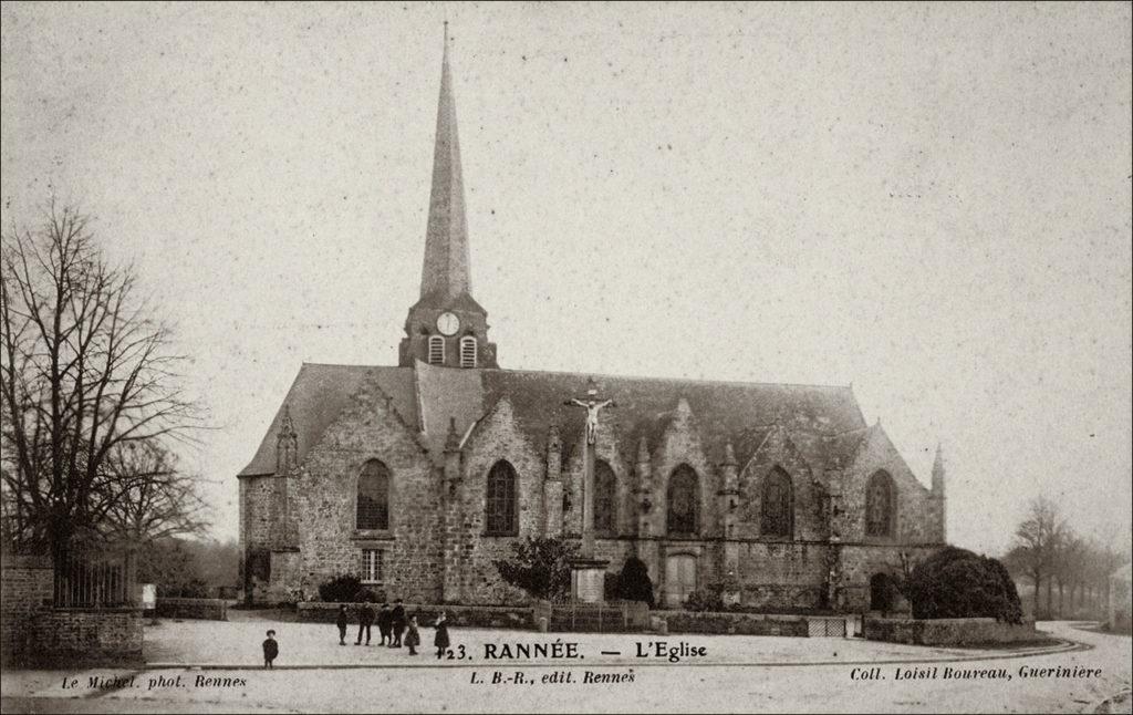 L'église Saint-Crépin-et-Saint-Crépinien dans le bourg de Rannée au début des années 1900.