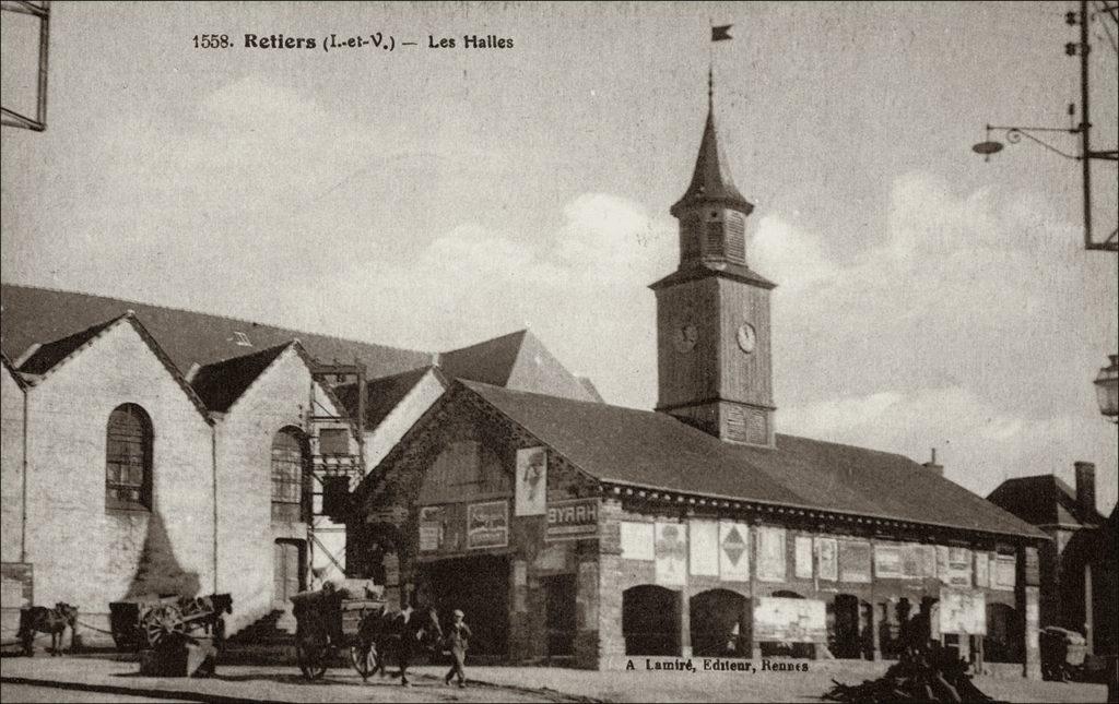 Les halles dans le bourg de la commune de Retiers au début des années 1900.