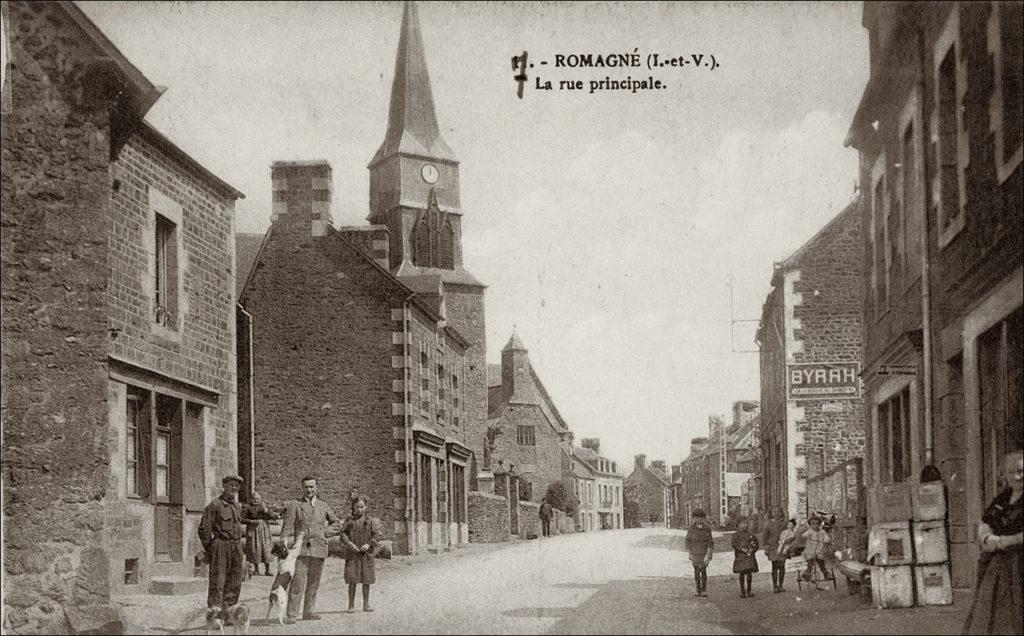 Le bourg de Romagné avec le clocher de l'église Sainte-Anne au début des années 1900.