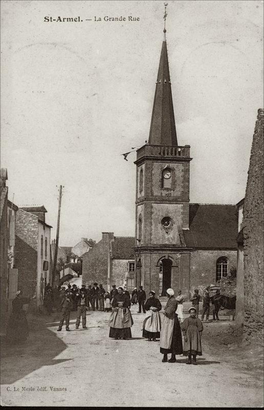 La grande rue et l'église Saint-Armel dans le bourg de Saint-Armel au début des années 1900.