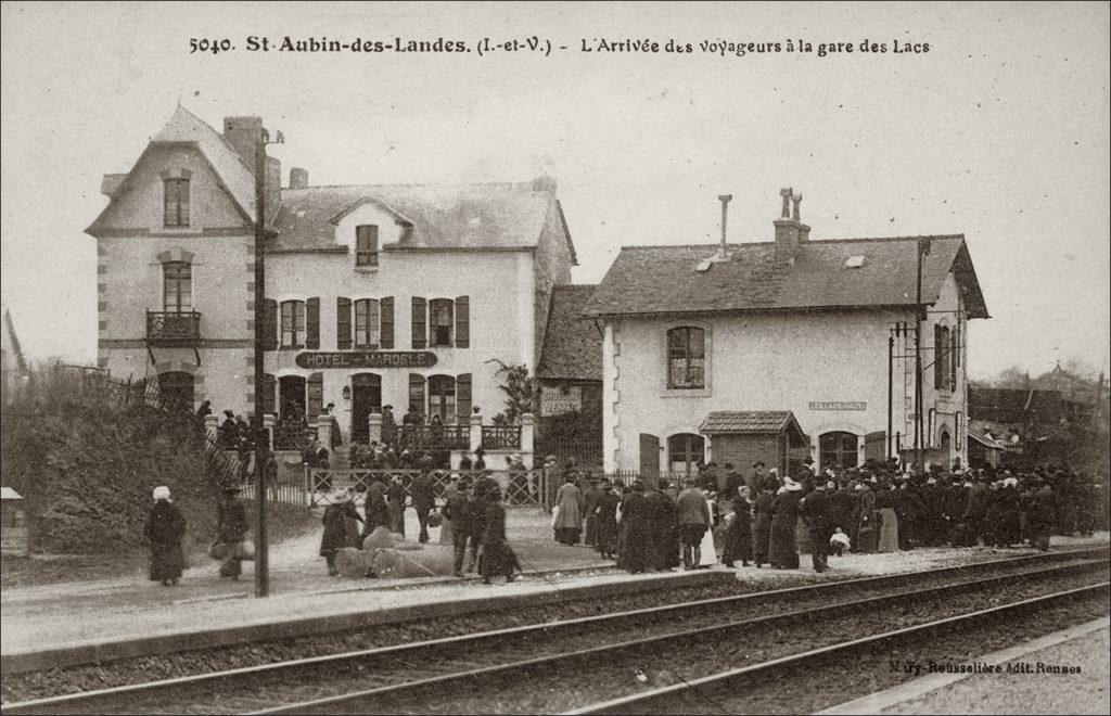 L'arrivée des voyageurs à la gare de Saint-Aubin-des-Landes au début des années 1900.