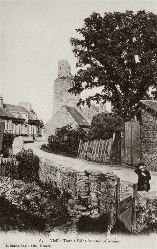 Vestiges du donjon du château de Saint-Aubin-du-Cormier au début des années 1900.