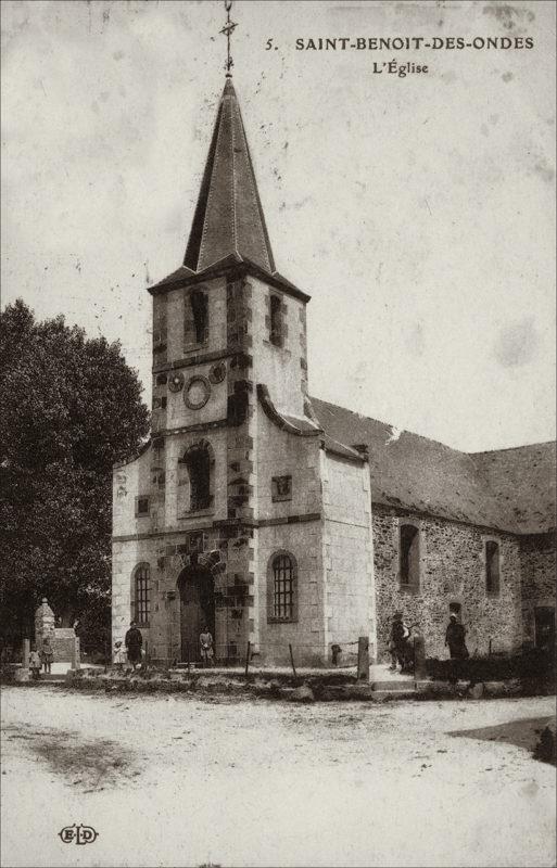 L'église dans le bourg de Saint-Benoît-des-Ondes au début des années 1900.