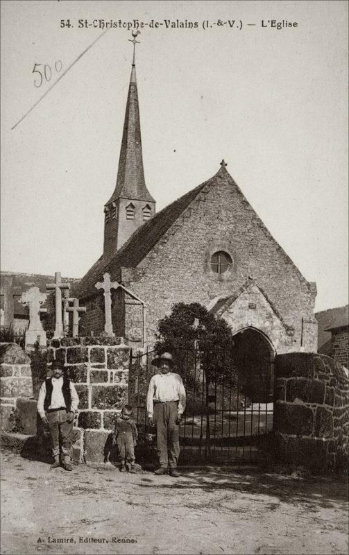 L'église Saint-Christophe dans le bourg de Saint-Christophe-de-Valains au début des années 1900.