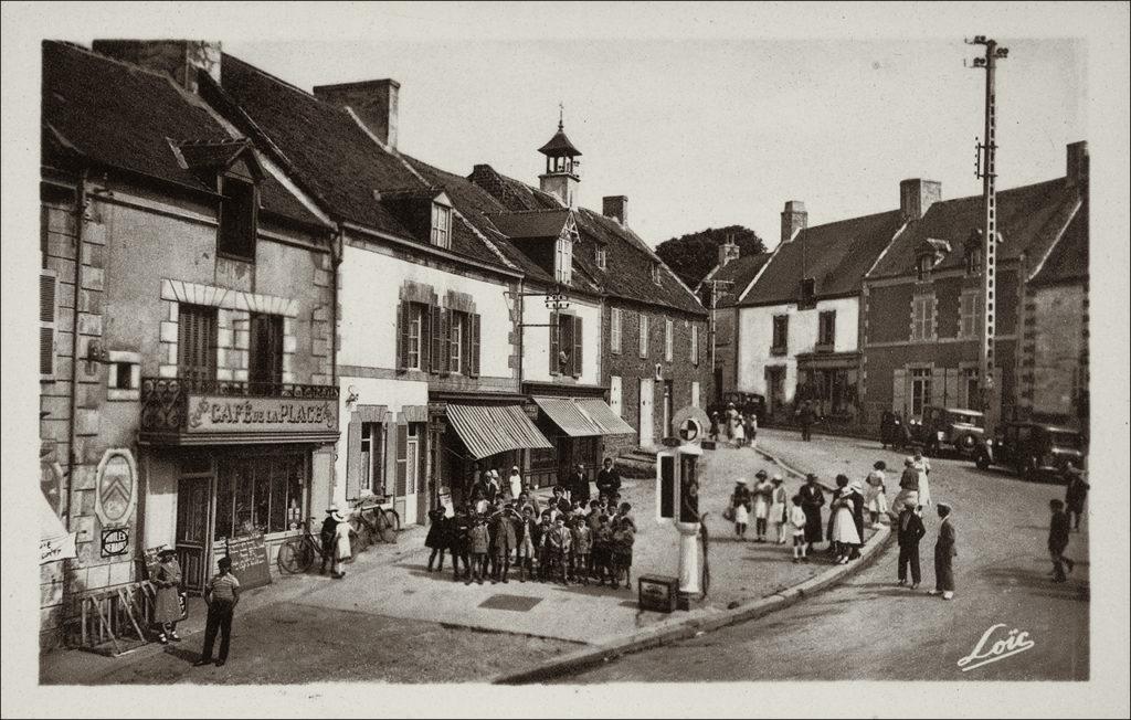 Vue générale du bourg de Saint-Coulomb au début des années 1900.