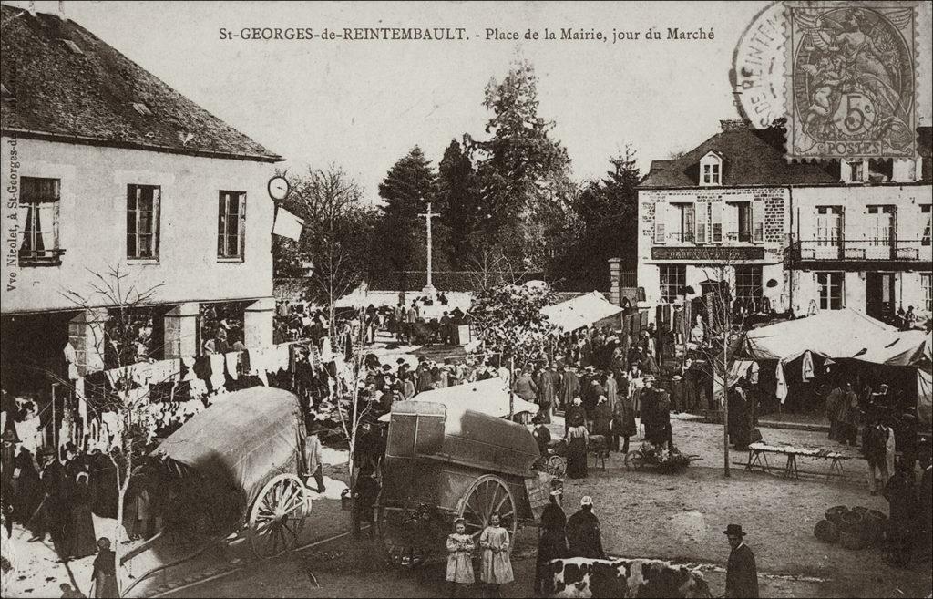 Un jour de marché dans le bourg de Saint-Georges-de-Reintembault au début des années 1900.