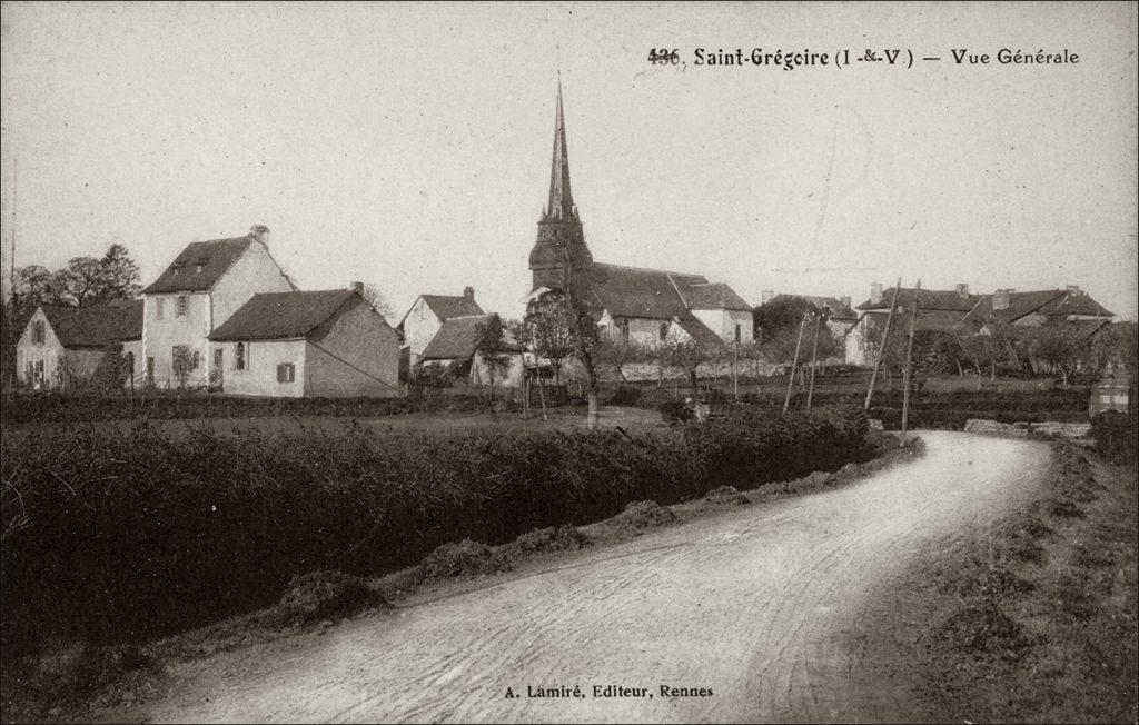 Le bourg de Saint-Grégoire avec le clocher de l'église au début des années 1900.