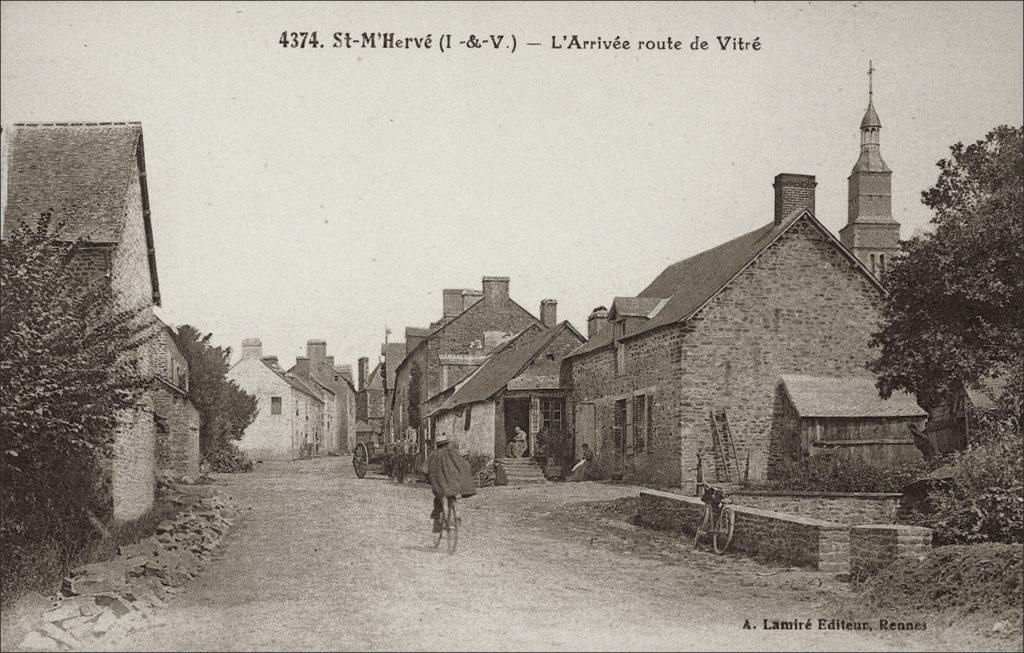 L'entrée dans le bourg de Saint-M'Hervé par la route de Vitré au début des années 1900.