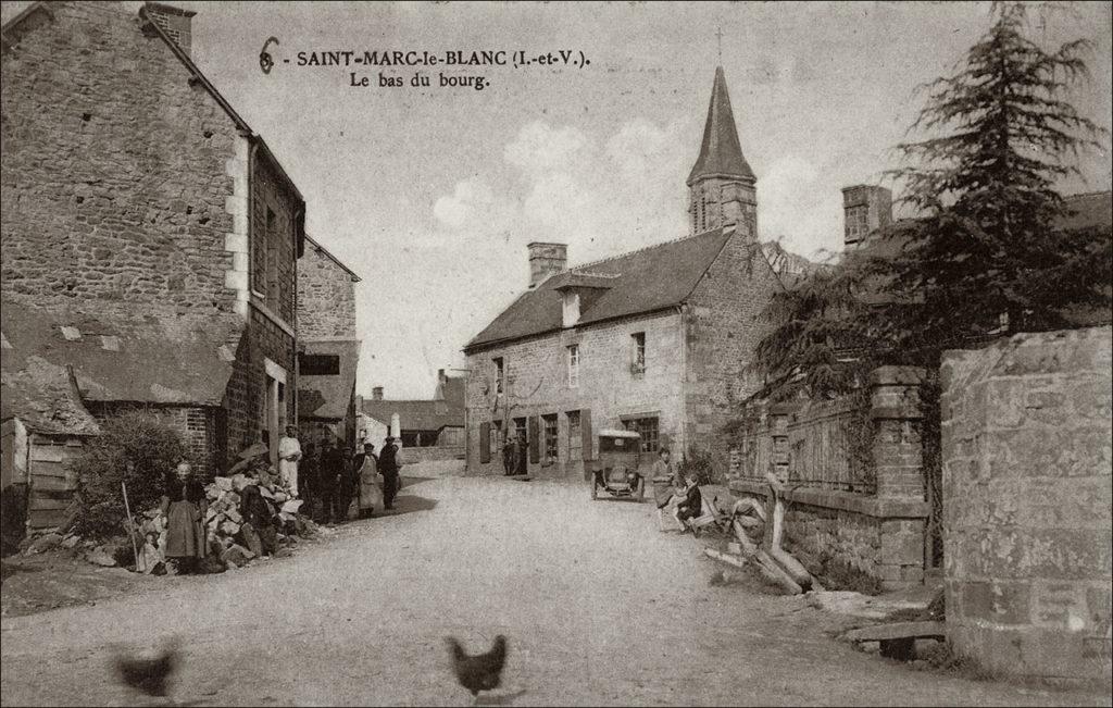 Le bourg de Saint-Marc-le-Blanc avec le clocher de l'église Saint-Médard au début des années 1900.