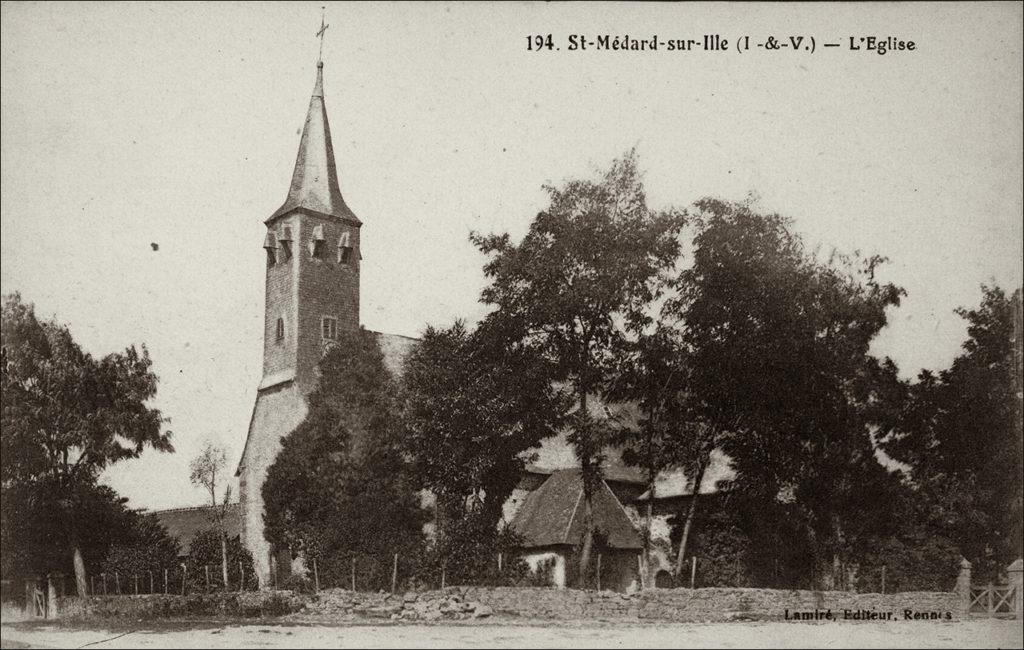 La place et l'église Saint-Médard dans le bourg de Saint-Médard-sur-Ille au début des années 1900.