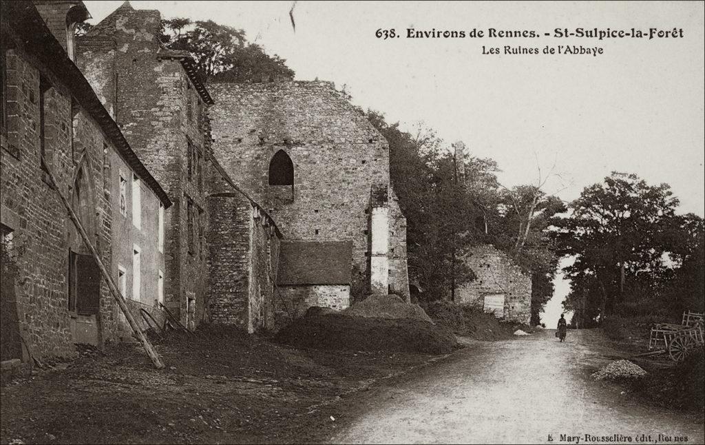 Les ruines de l'abbaye sur la commune de Saint-Sulpice-la-Forêt au début des années 1900.