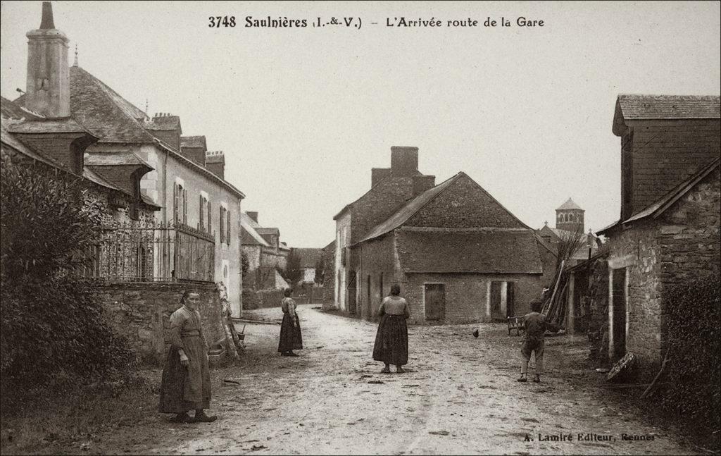 Le bourg de Saulnières par la route de la gare au début des années 1900.