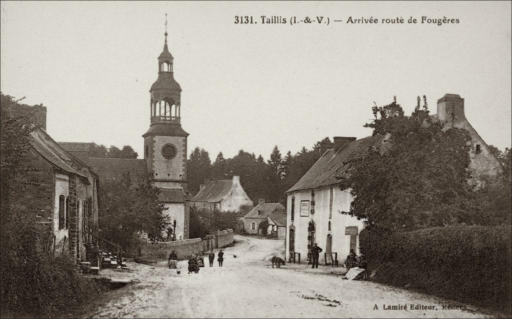 Le bourg de Taillis avec le clocher de l'église Saint-Pierre au début des années 1900.