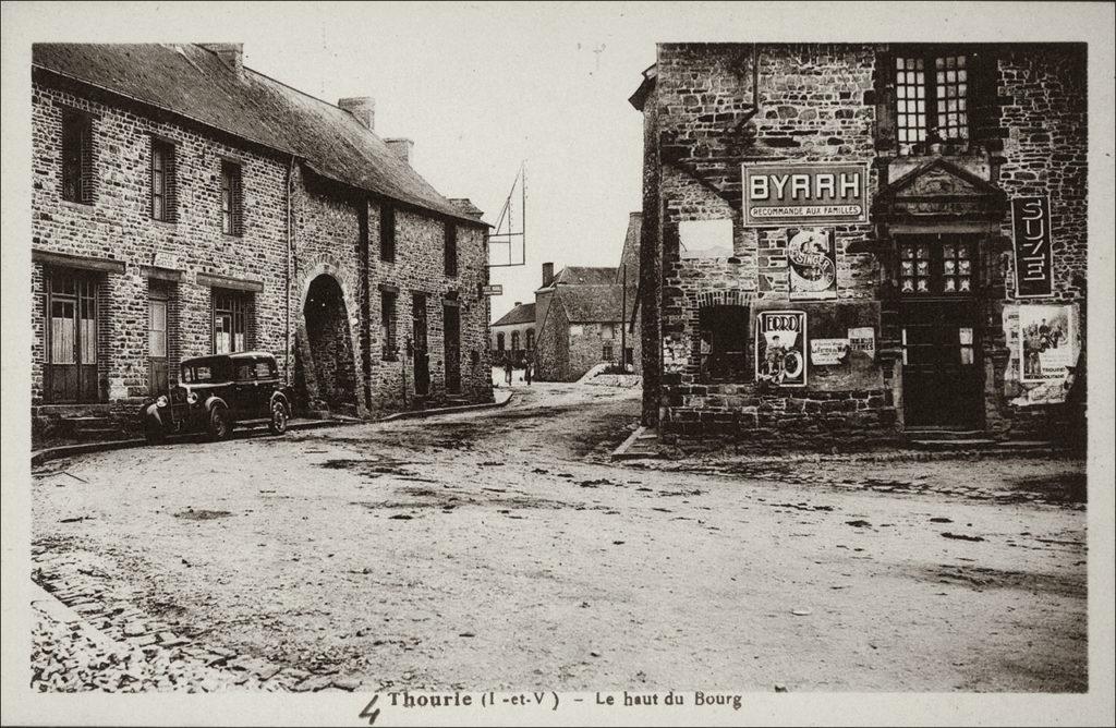 Le haut du bourg sur la commune de Thourie au début des années 1900.