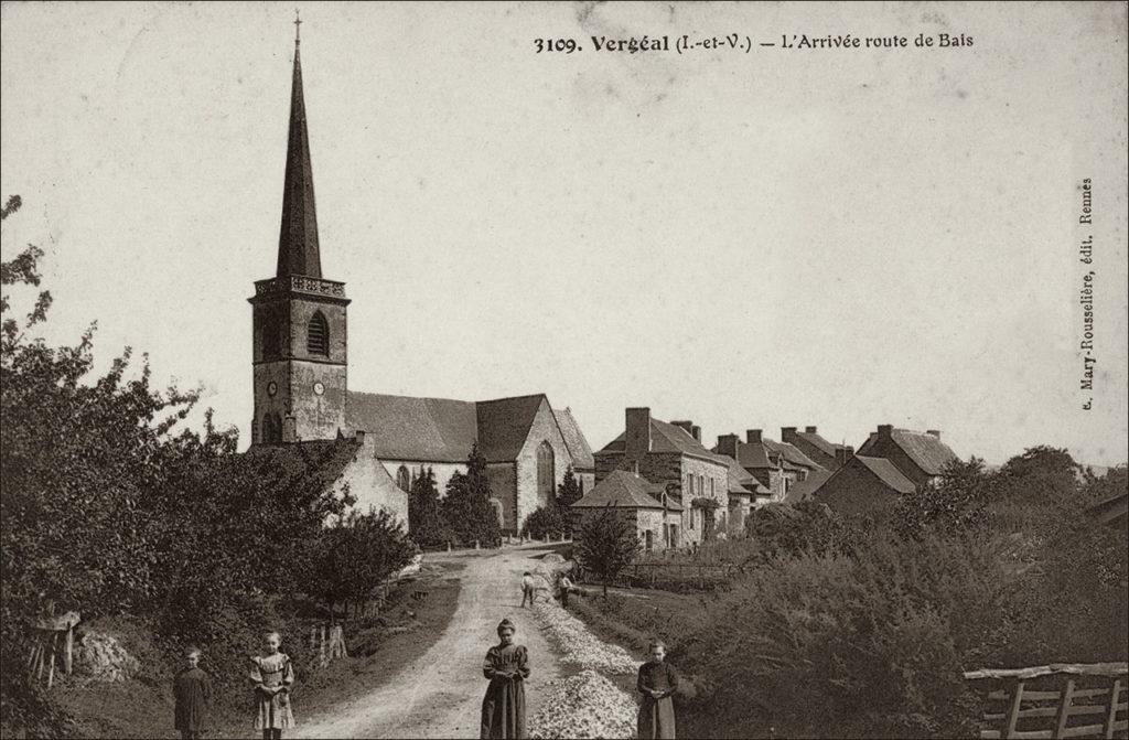Le bourg de Vergéal avec l'église Notre-Dame-de-la-Visitation au début des années 1900.