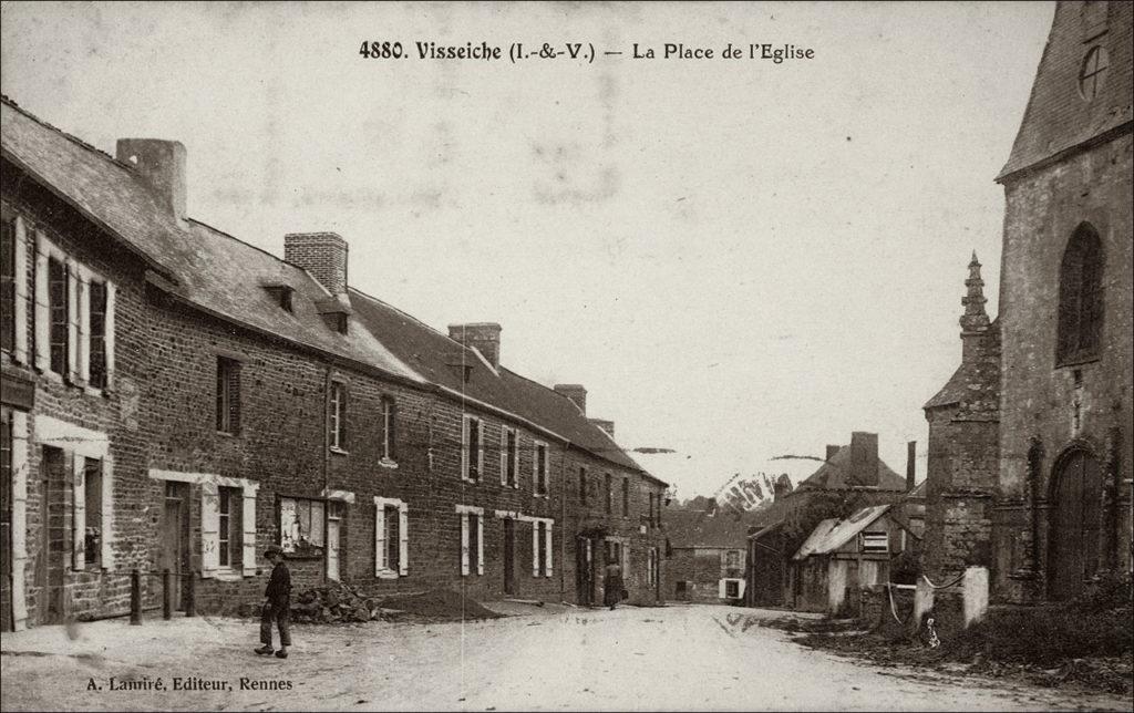 La place de l'église dans le bourg de Visseiche au début des années 1900.