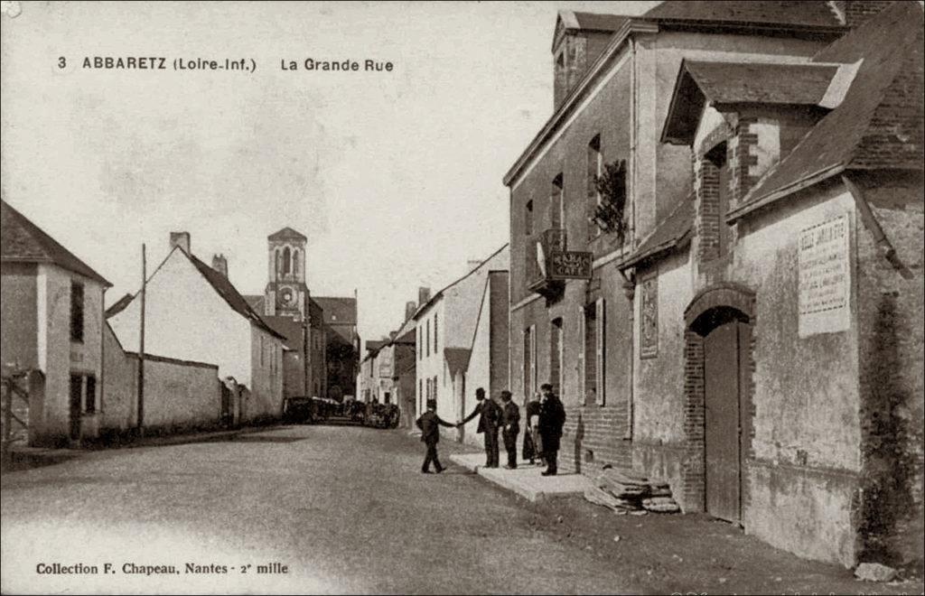 La Grande Rue dans le bourg d'Abbaretz dans les années 1900.
