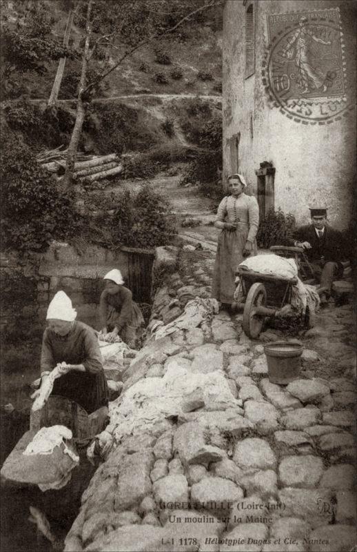 Scène au lavoir sur la commune d'Aigrefeuille-sur-Maine dans les années 1900.
