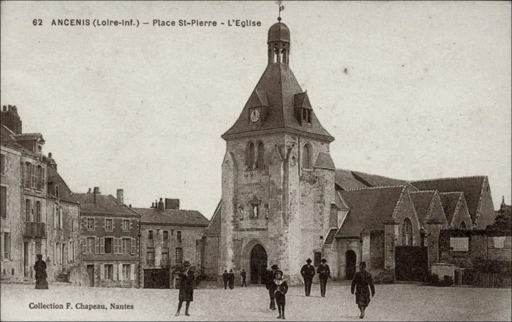 L'église Saint-Pierre et la place dans le bourg d'Ancenis dans les années 1900.