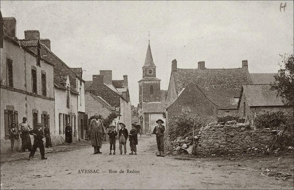 La rue de Redon dans le bourg d'Avessac dans les années 1900.