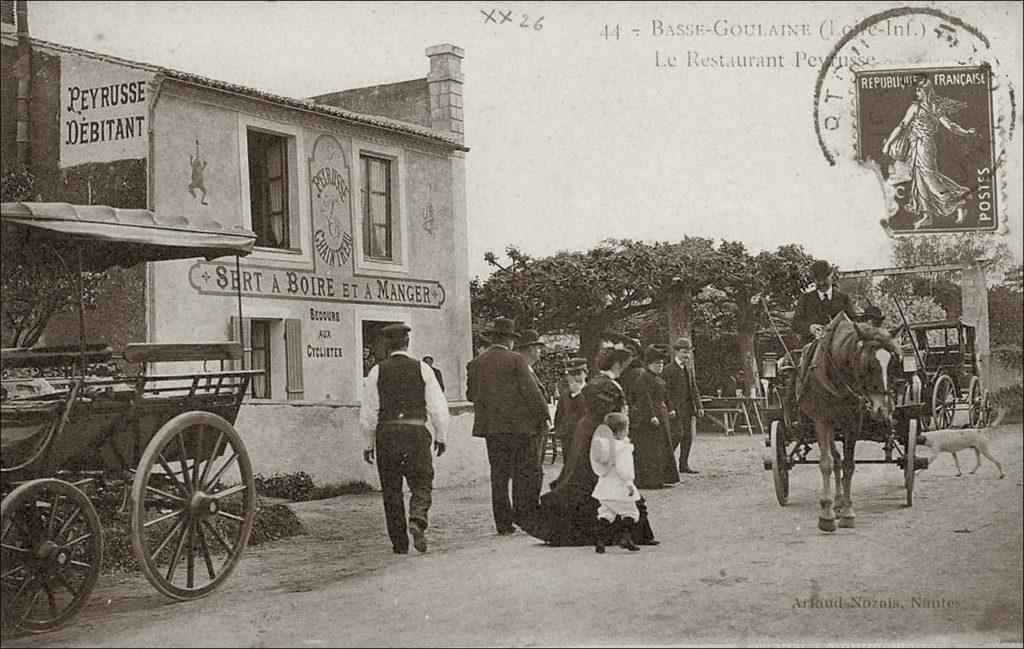 Scène de vie dans le bourg de Basse-Goulaine dans les années 1900.
