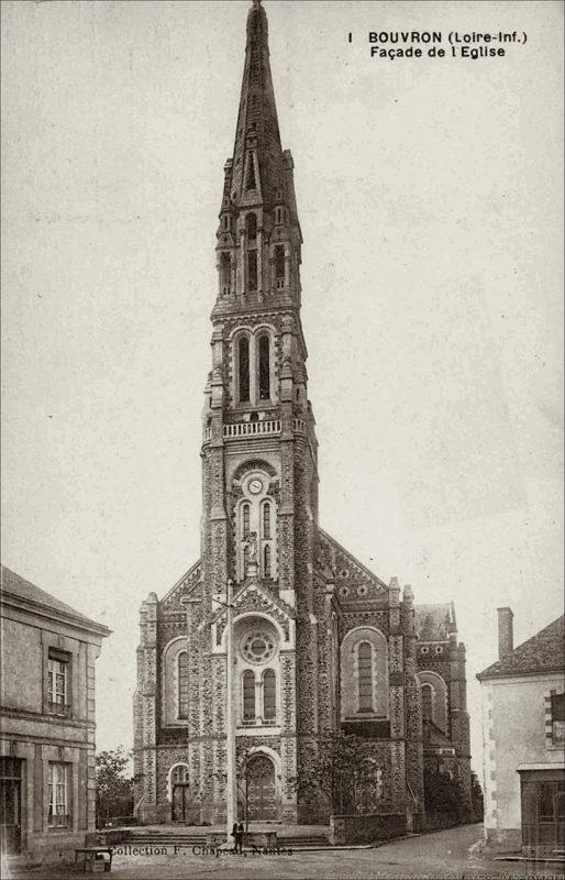 L'église Saint-Sauveur dans le bourg de Bouvron dans les années 1900.