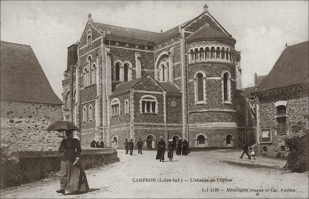 L'abside de l'église dans le bourg de Campbon dans les années 1900.