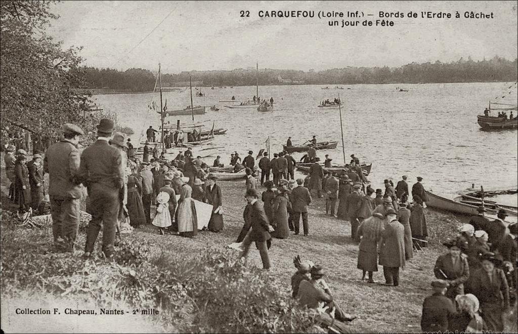Jour de fête au bord de l'Erdre sur la commune de Carquefou dans les années 1900.