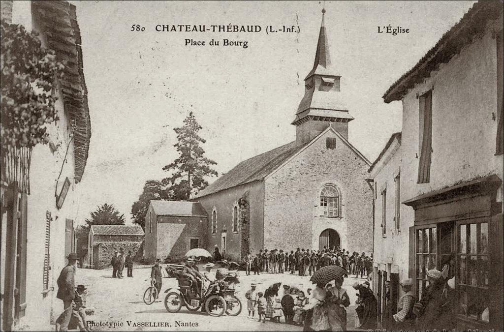 La place du bourg de Château-Thébaud dans les années 1900.