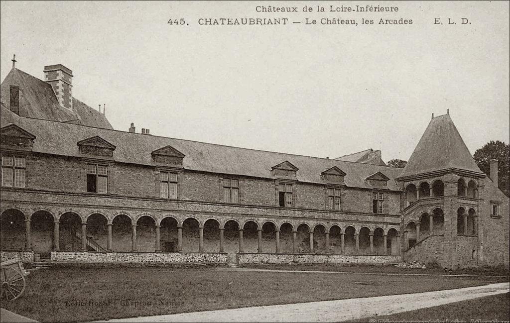 Les arcades du château de Châteaubriant dans les années 1900.
