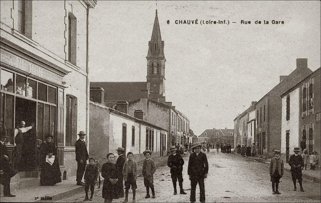 La rue de la gare dans le bourg de Chauvé dans les années 1900.